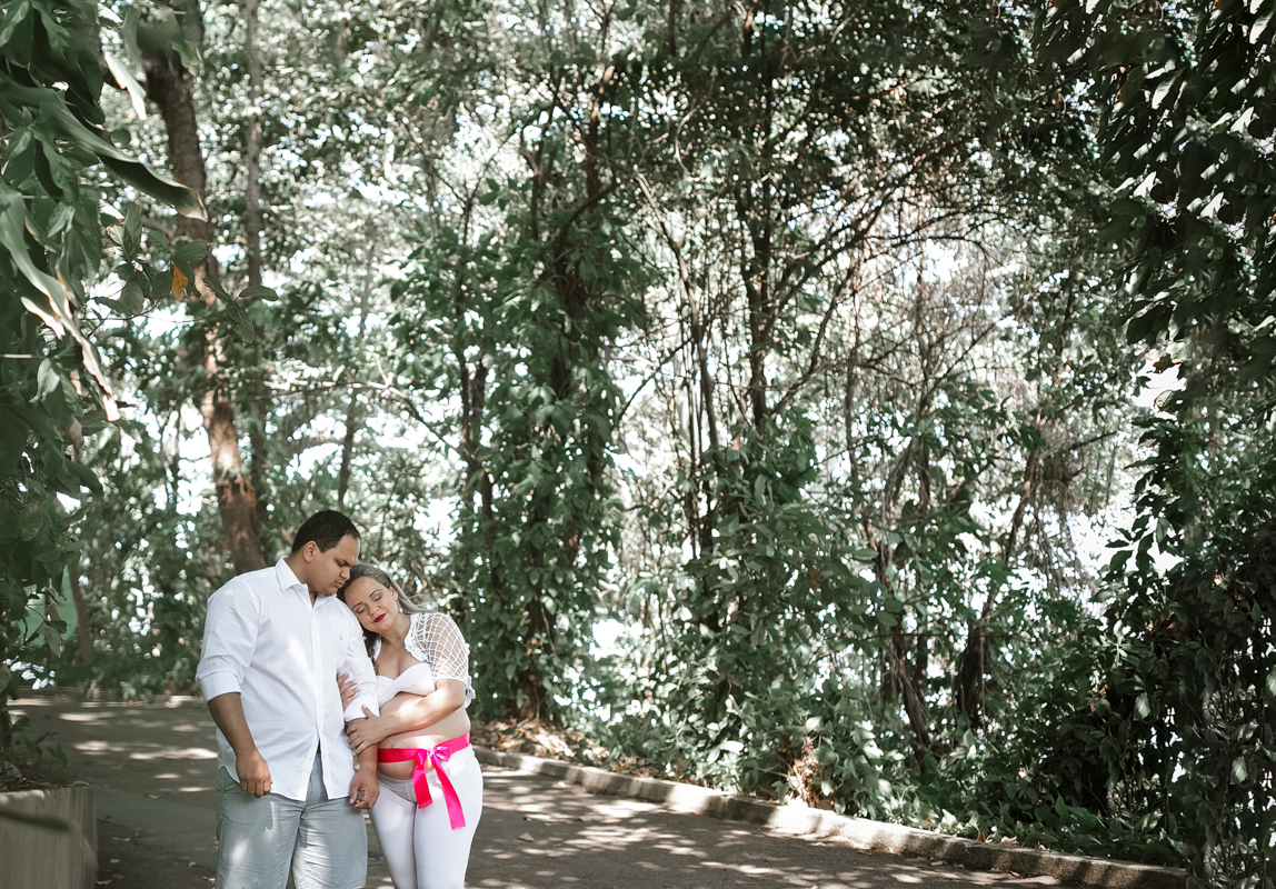 Ensaio de gestante com laço rosa na barriga em Urca