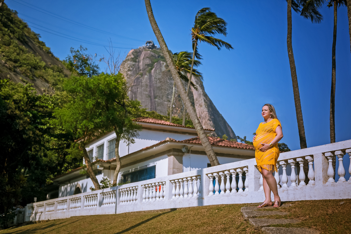 Ensaio gestante com palmeiras ao fundo em Urca RJ