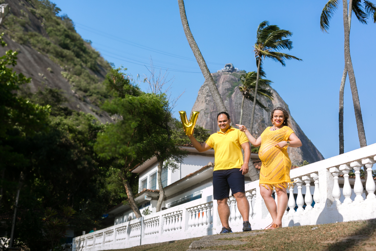 Book fotográfico de gestante em praia vermelha