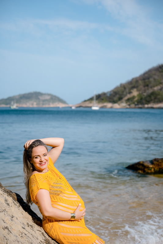Fotografia de gestante na praia vermelha
