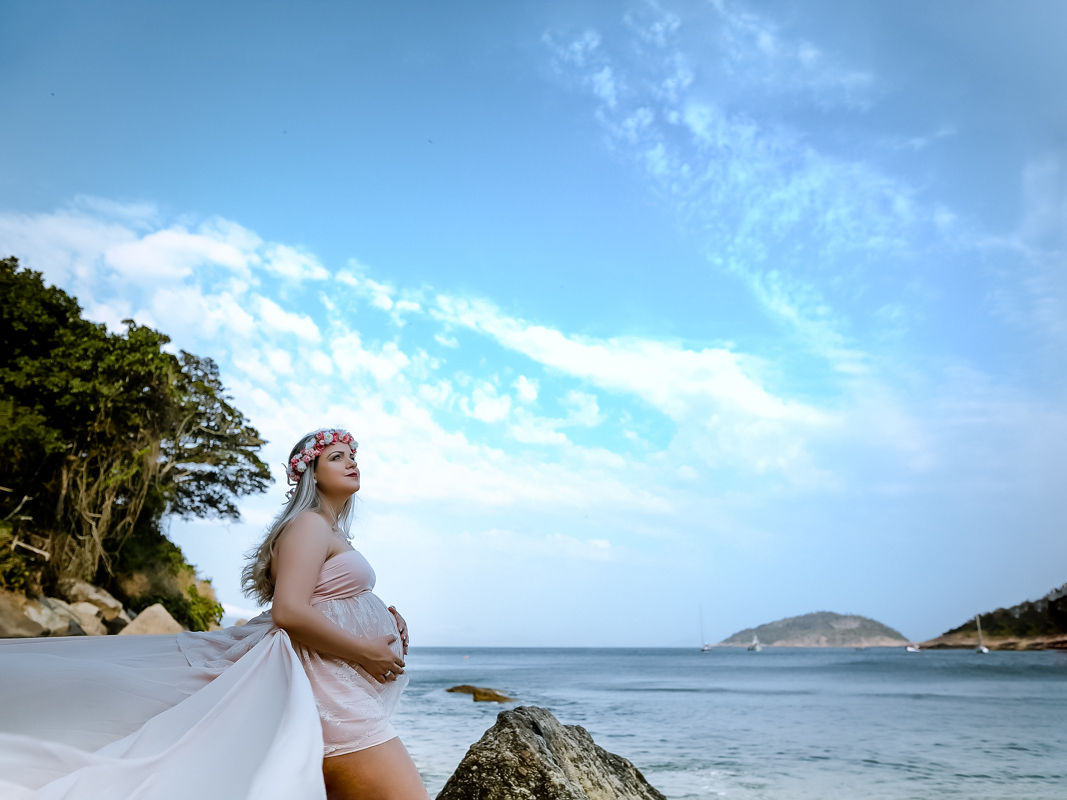 Ensaio gestante com vestido  de cauda e flores na cabeça