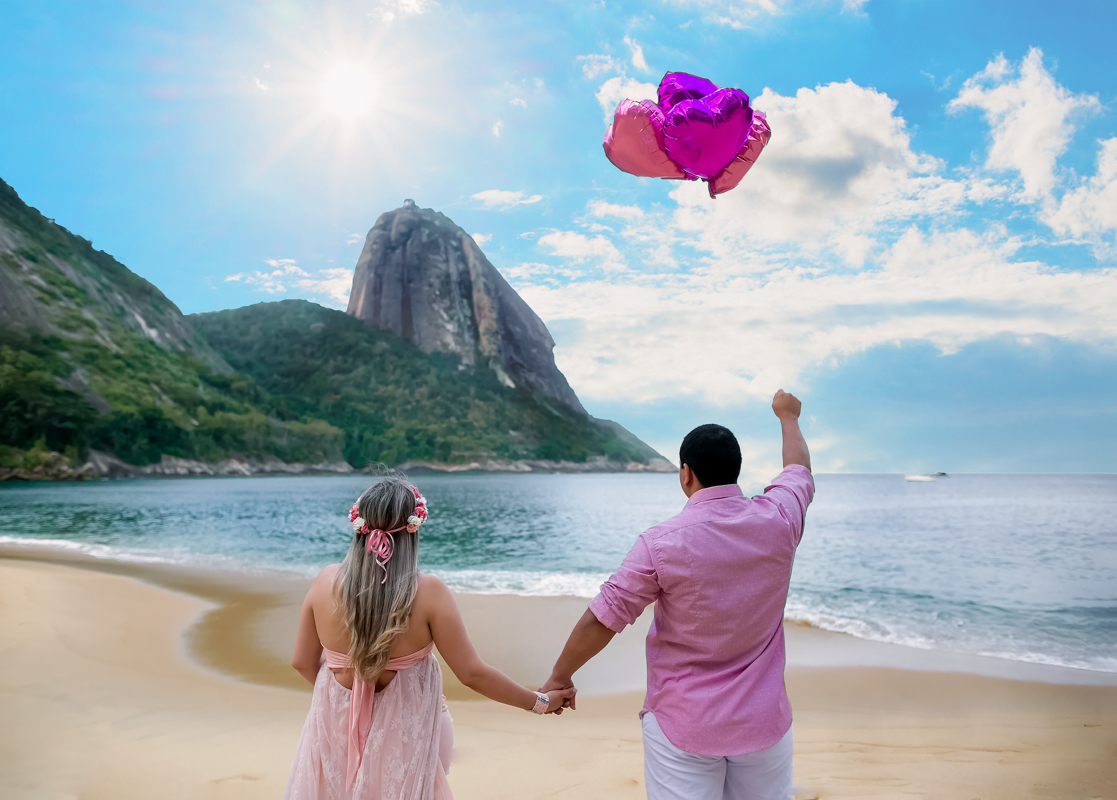 Ensaio de gestante na praia com baloes  de coração 