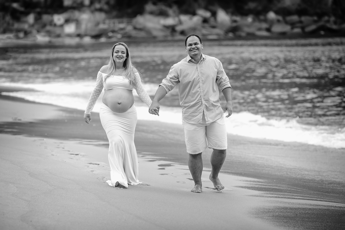 Ensaio de gestante na praia junto com esposo