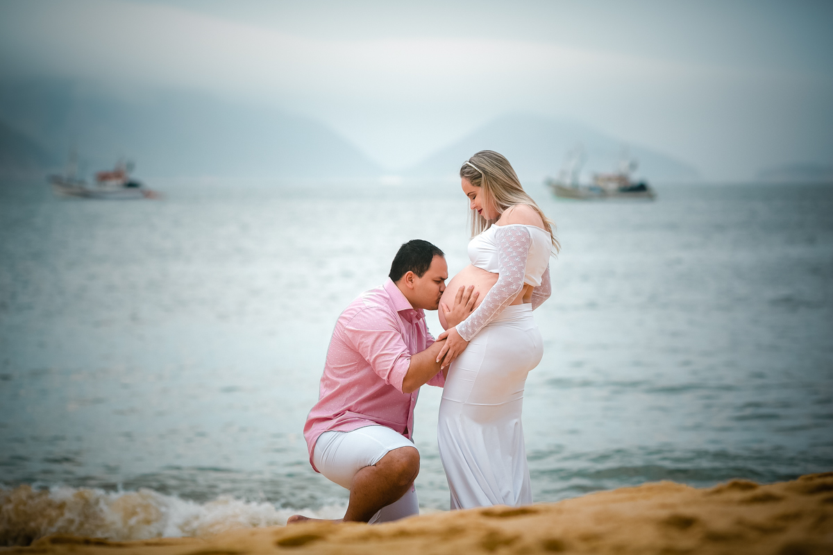 Ensaio na praia em book de gestante