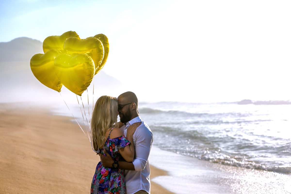 Fotografia ensaio de casal na praia de Grumari