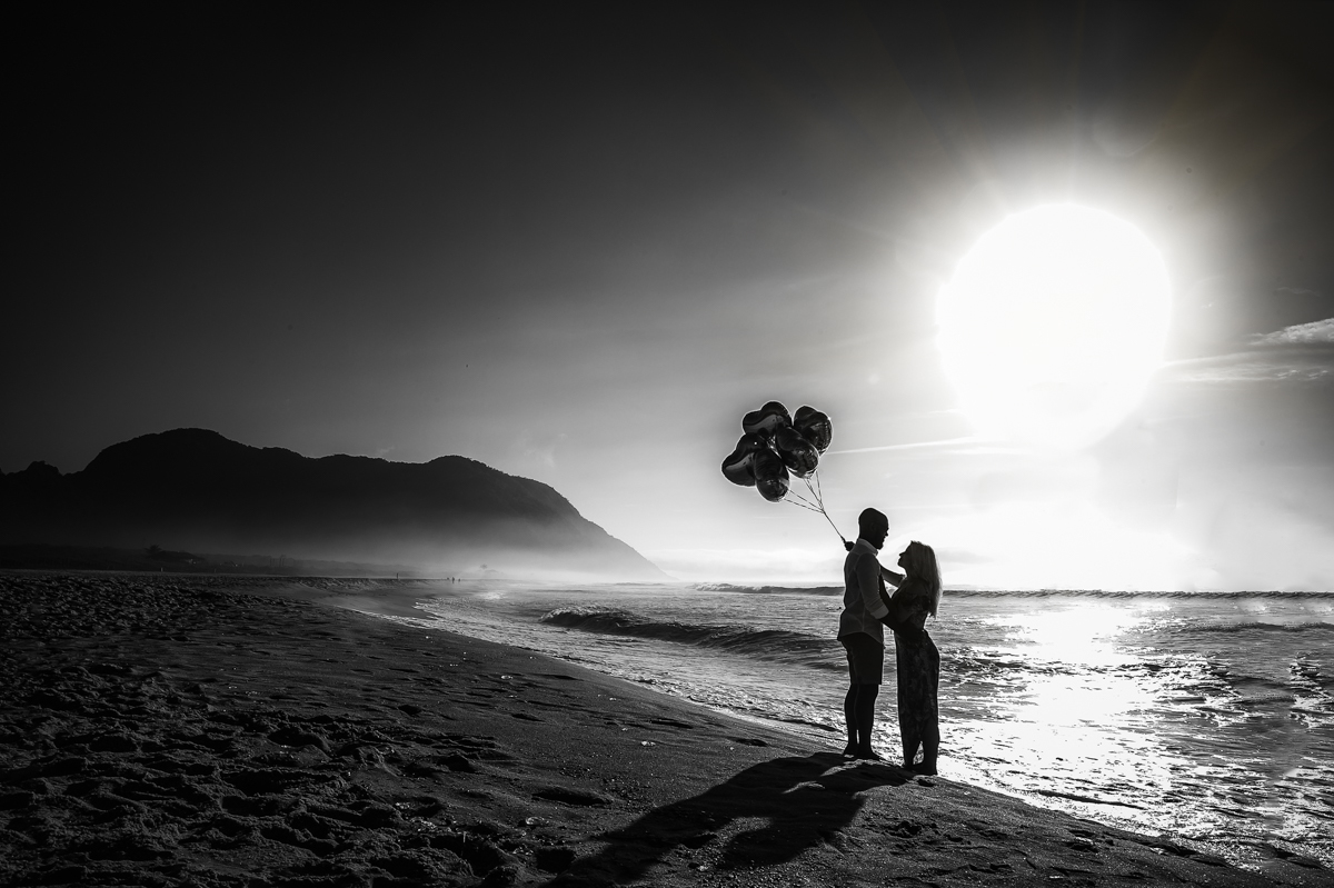 Ensaios pré casamento romântico  na praia