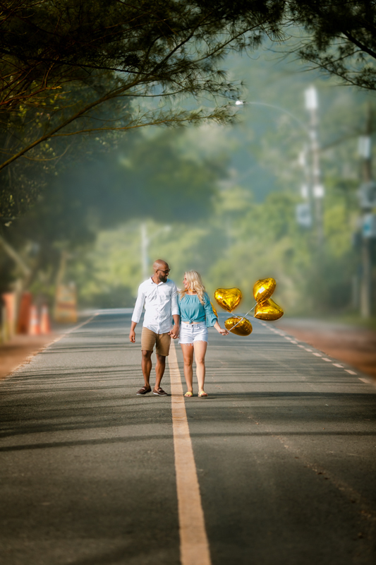 Ensaio de casal caminhando no meio da rua em Grumari