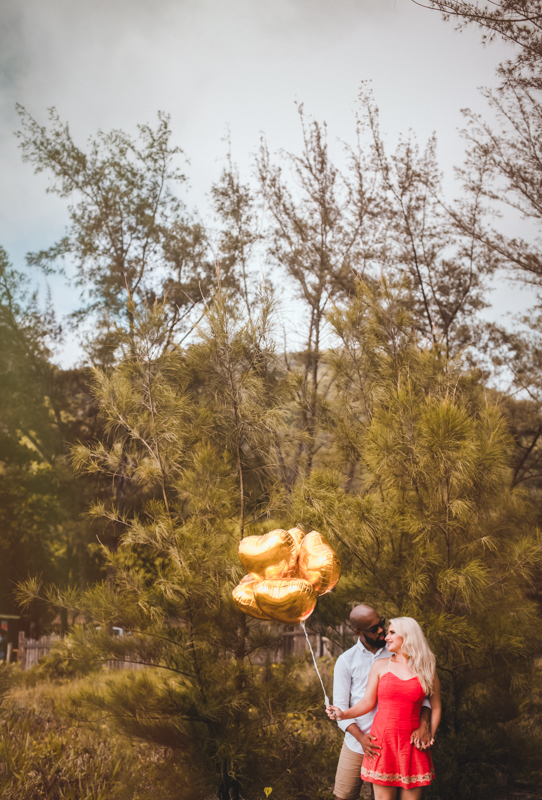Ensaio externo  de noivado na praia do Recreio-RJ