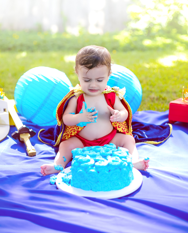 Smash the cake com bolo azul