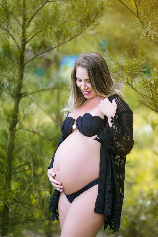 Look gestante com biquíni preto com tomara que caia de concha