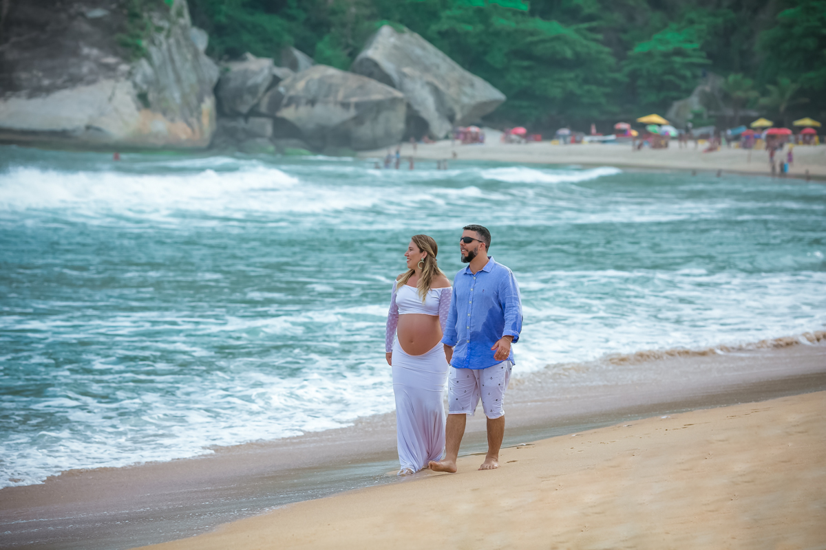 Fotografia ensaio gestante caminhando na praia 