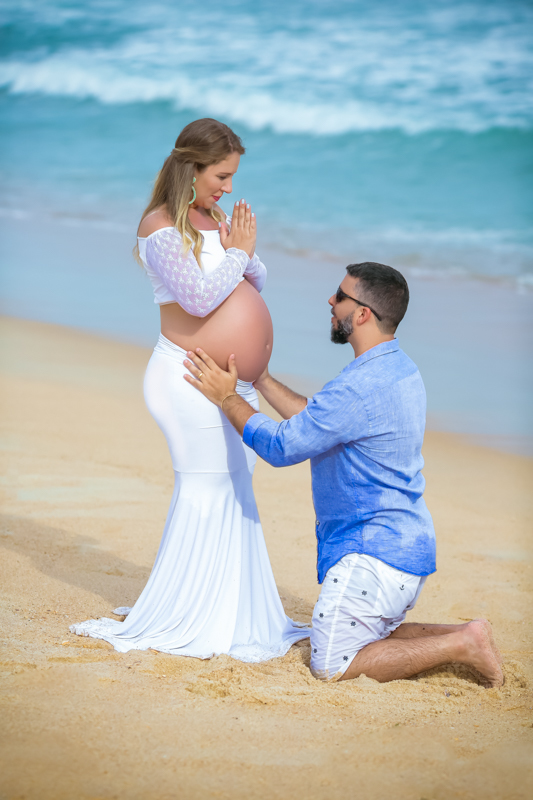 Gestante na praia com roupa branca
