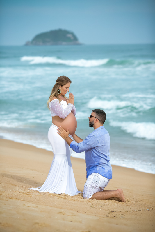 Book gestante rj fotos gravida na praia com marido mar rio de janeiro