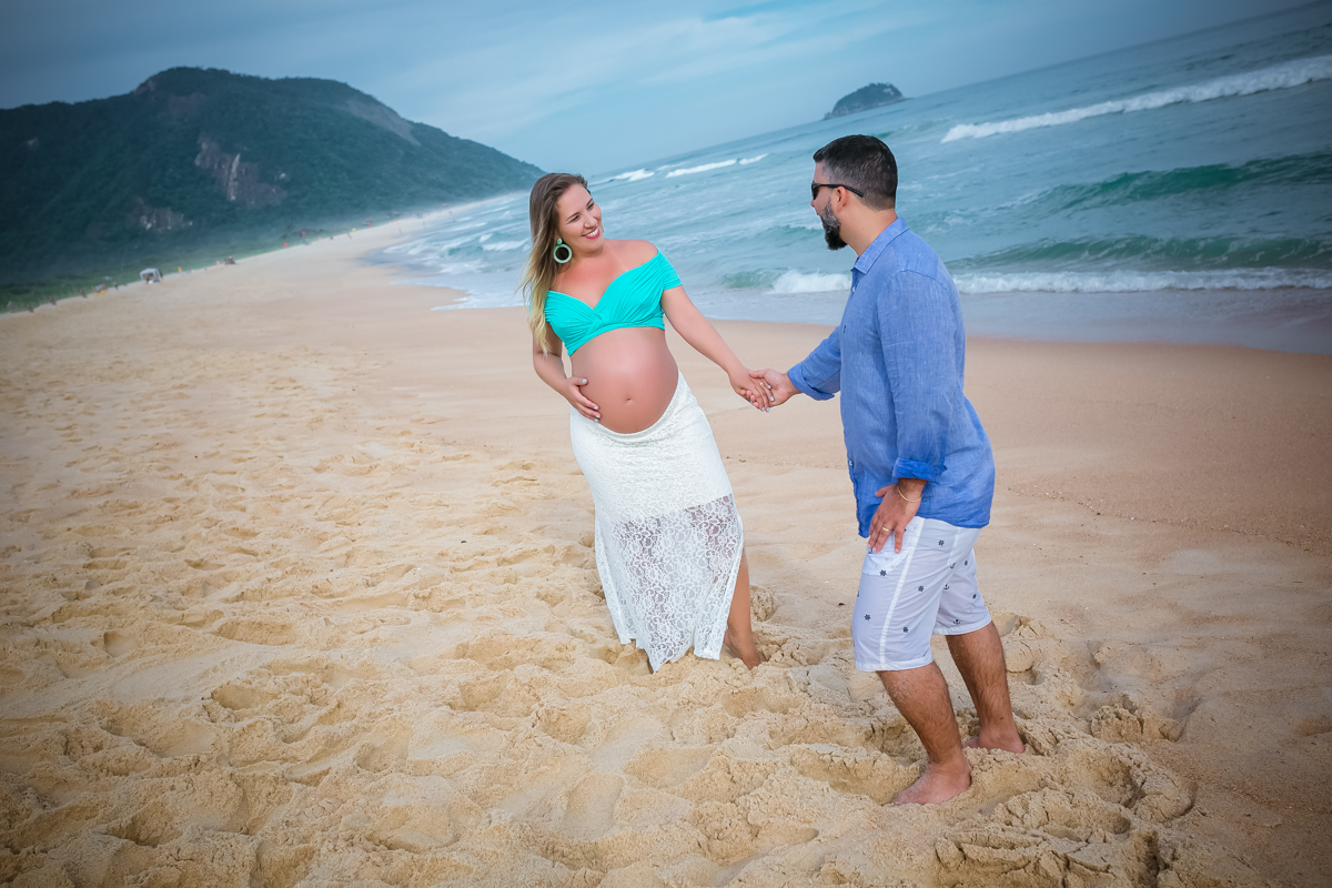 Fotografia de gestante em ensaio externo na praia-RJ