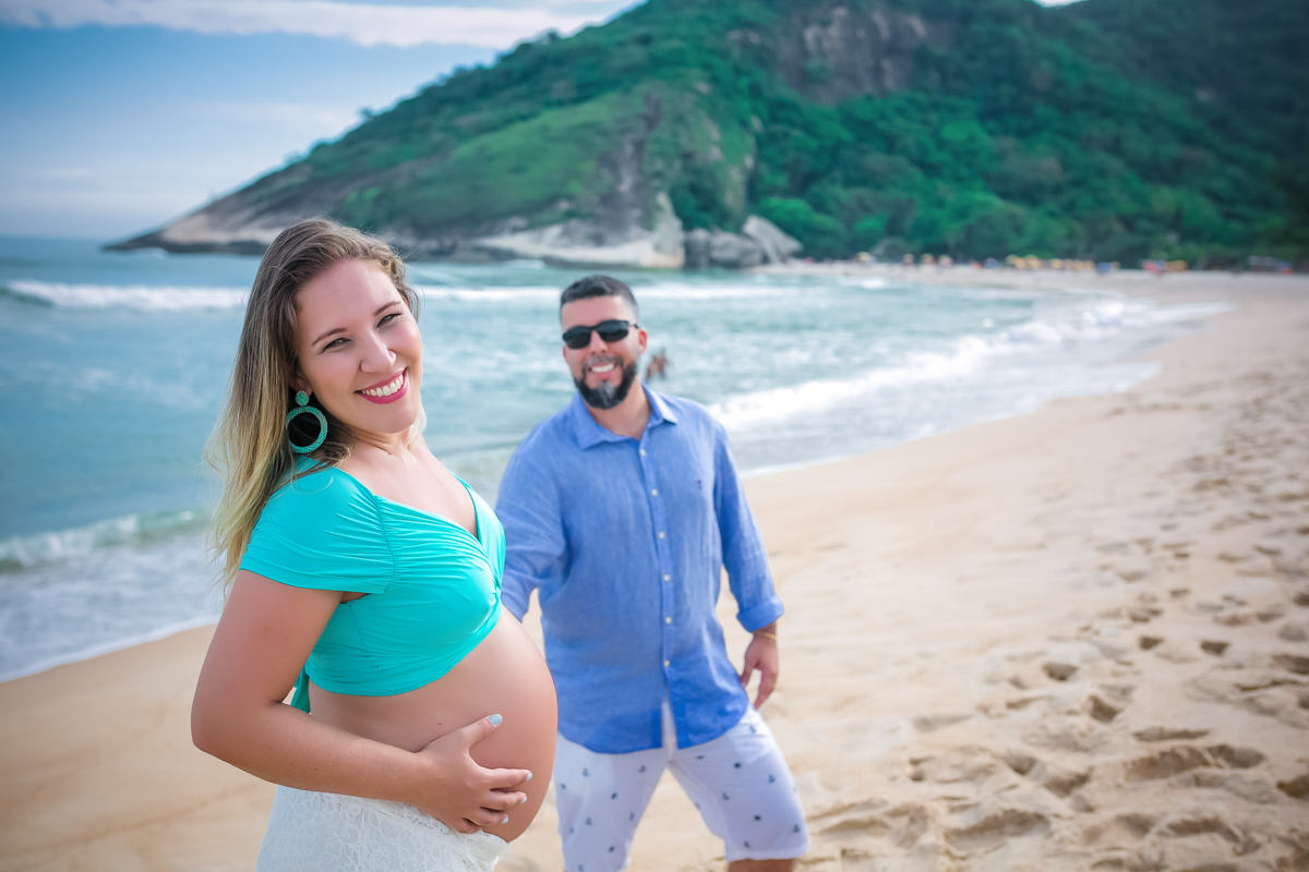 Book eterno junto com esposo usando óculos escuros na orla
