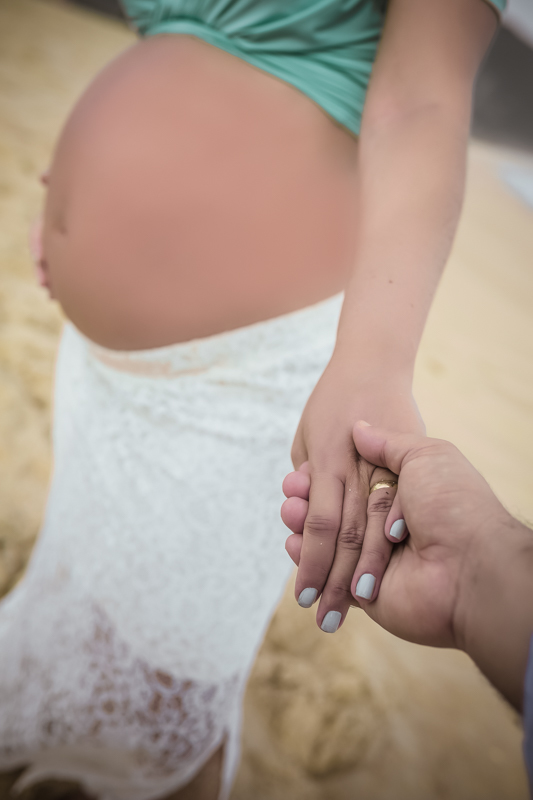 Ensaio fotográfico de gestante na praia de Grumari