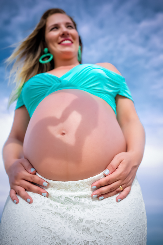 Sombra de coração na barriga em ensaio 