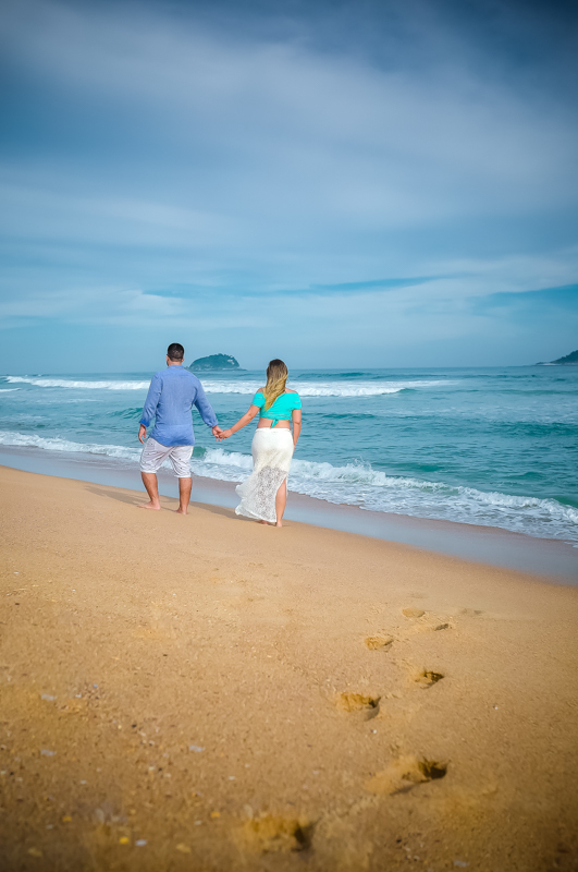 Ensaio de gravida caminhando na praia de Grumari RJ