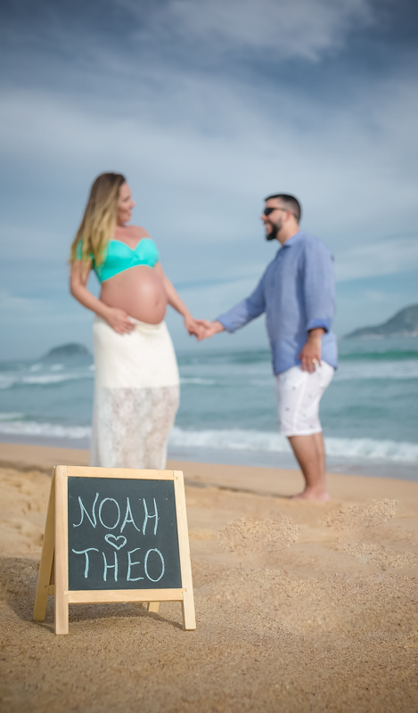 Ensaio externo na Praia com esposo segurando a mão 