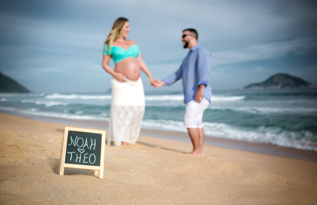 Book gestante em Grumari com quadrinho na areia 