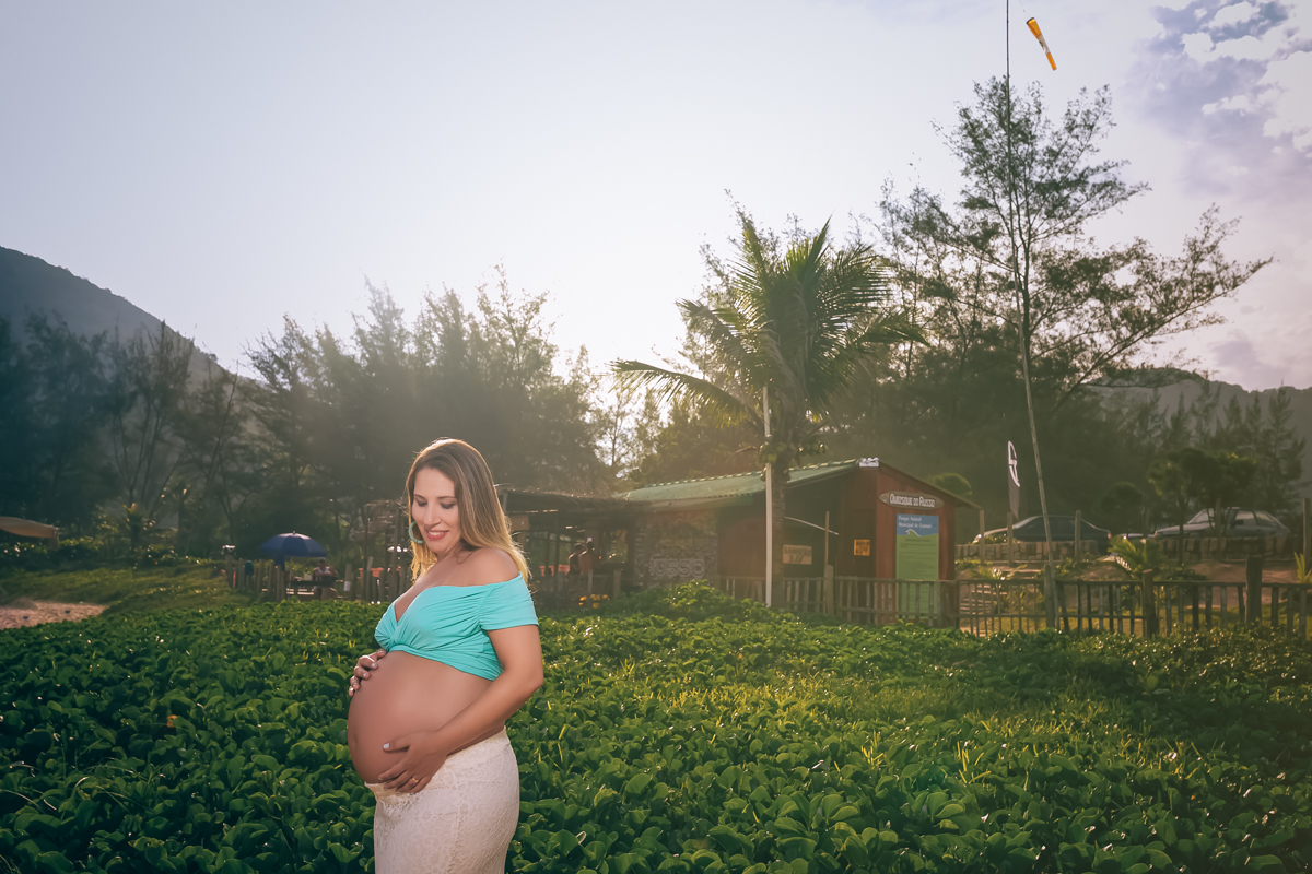 Ensaio gestacional em praia no RJ
