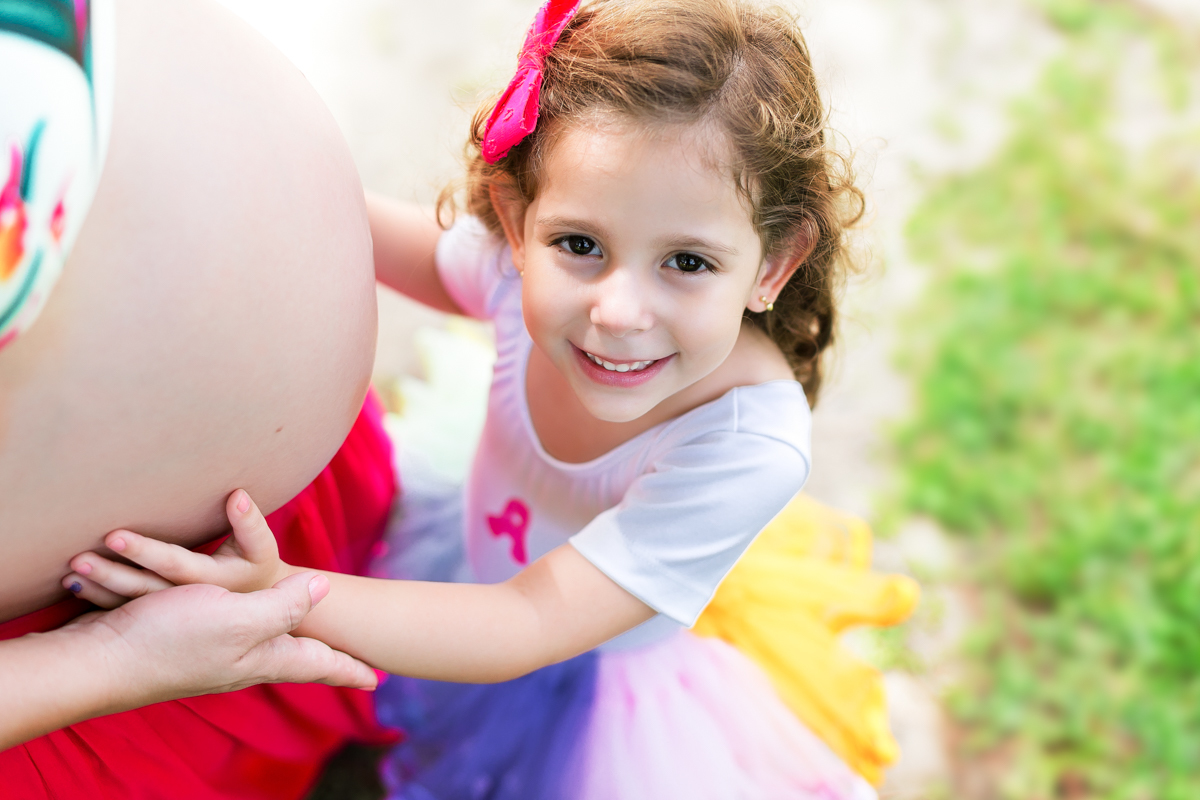 Fotografia de gestante em ensaio externo em condomínio em Sahy
