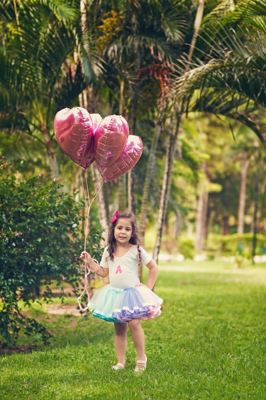 Ensaio infantil temático com bolinhas de coração 