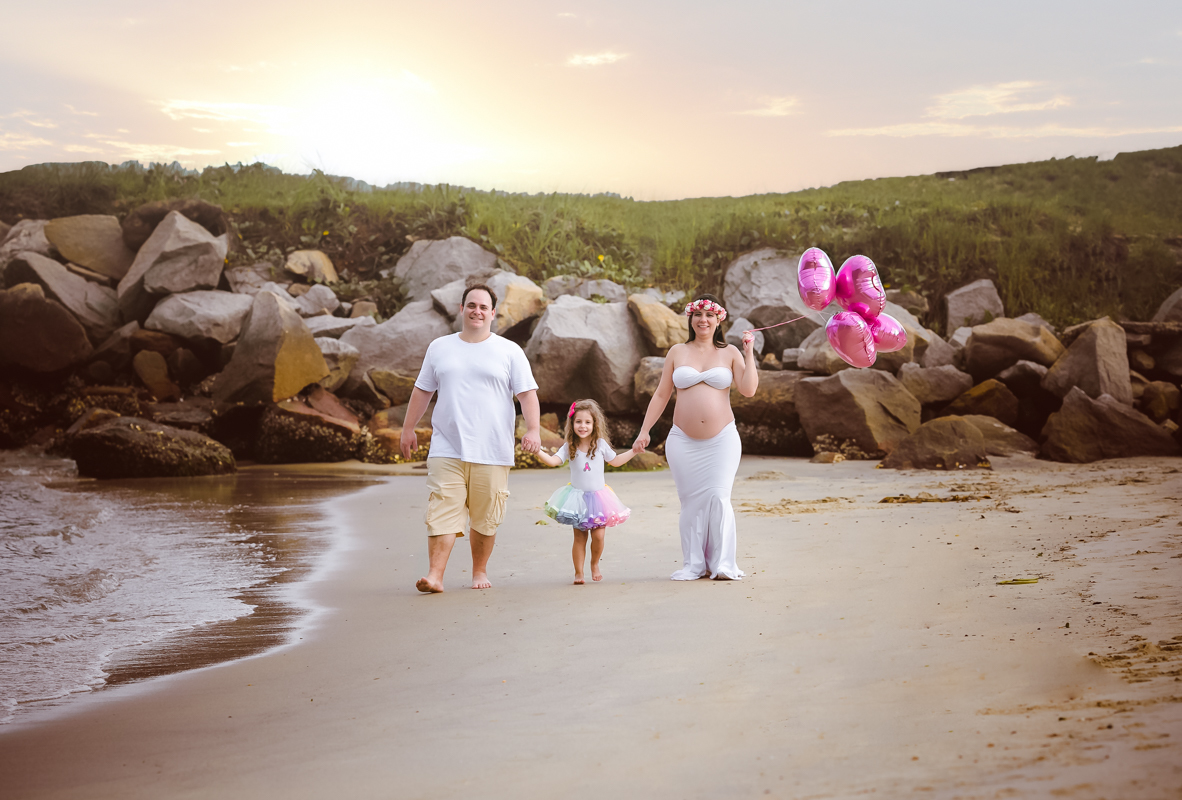 Ensaio de gestante com família caminhando na praia