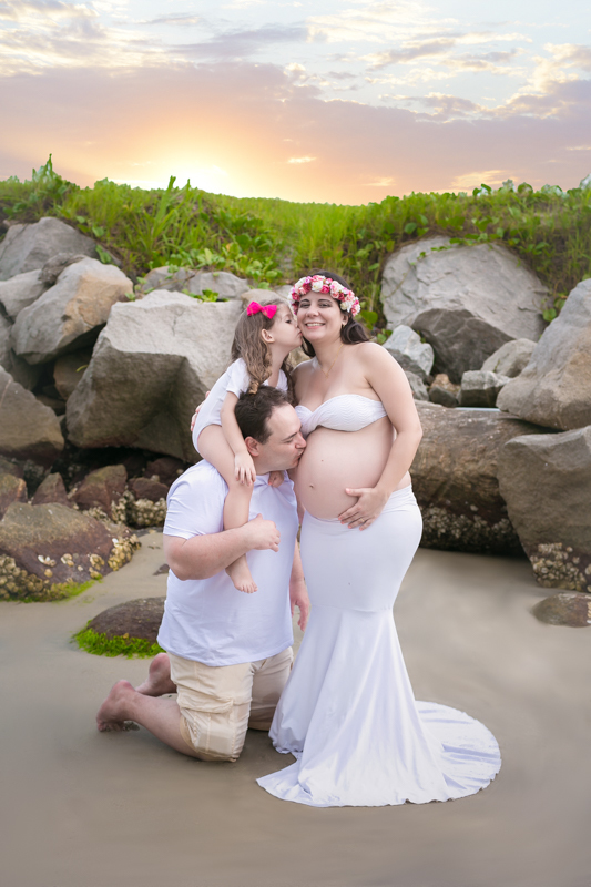 Fotografia de gravidez junto com o marido e filha mais velha na praia