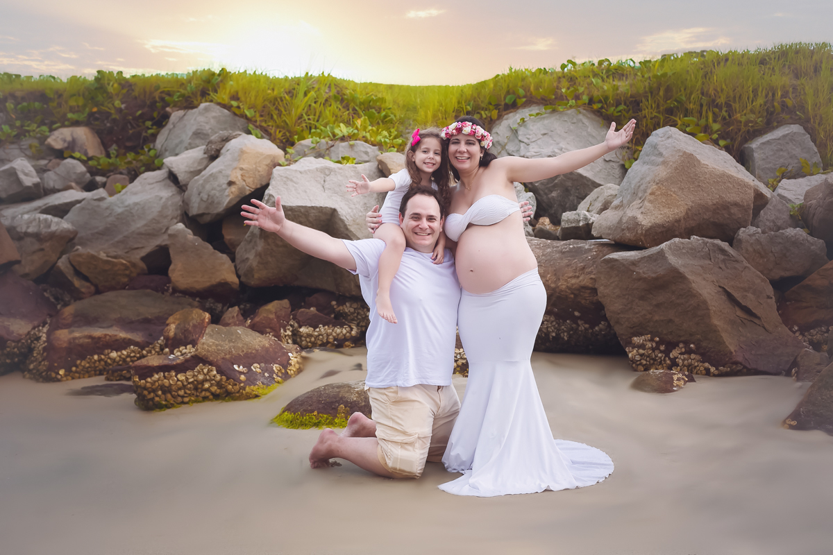 Ensaio gestante com marido e filha em praia de Mangaratiba