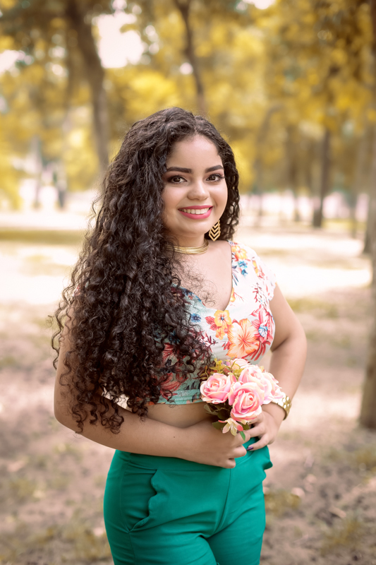 Ensaio de 15 anos com look cropped florido e short verde feito na Quinta da  Boa Vista