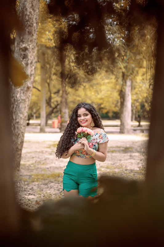 Ensaio debutante na Quinta da Boa Vista usando buquê  de rosas