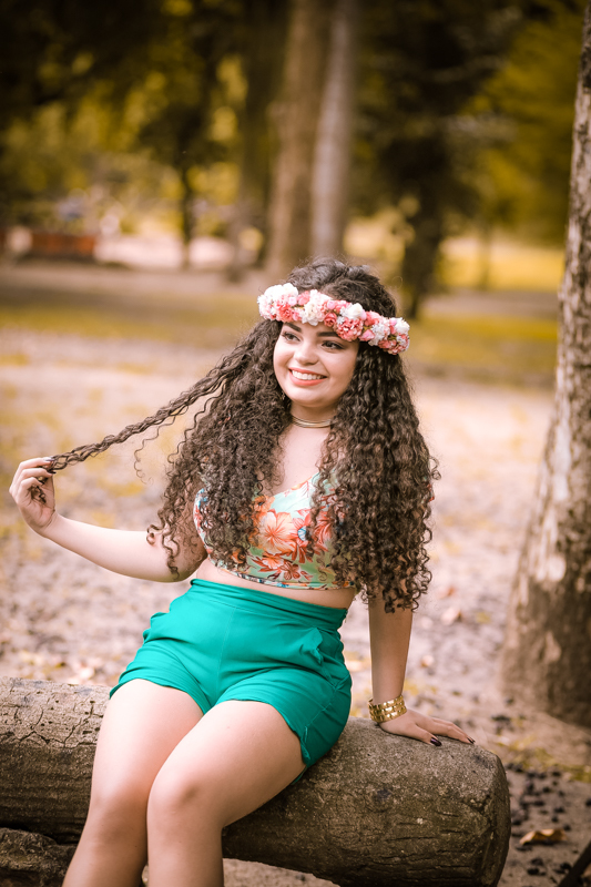 Ensaio externo debutante usando flores na cabeça
