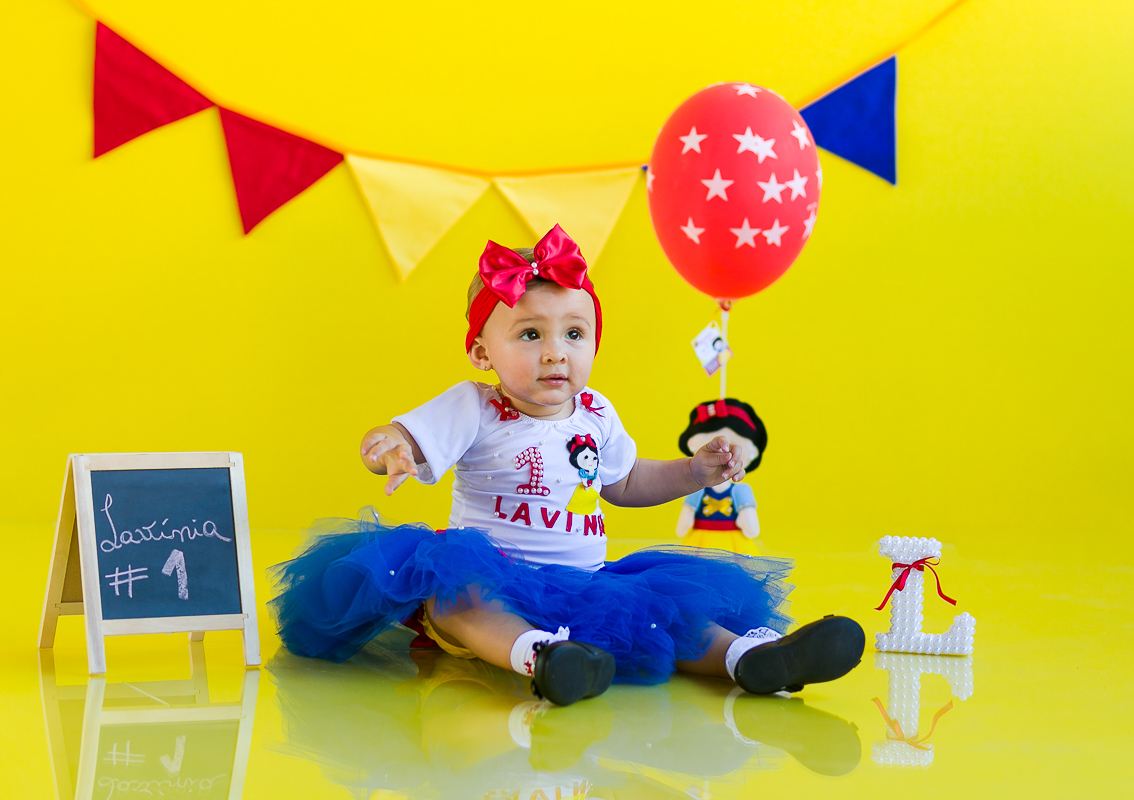 Ensaio temático em estúdio da branca de neve cute