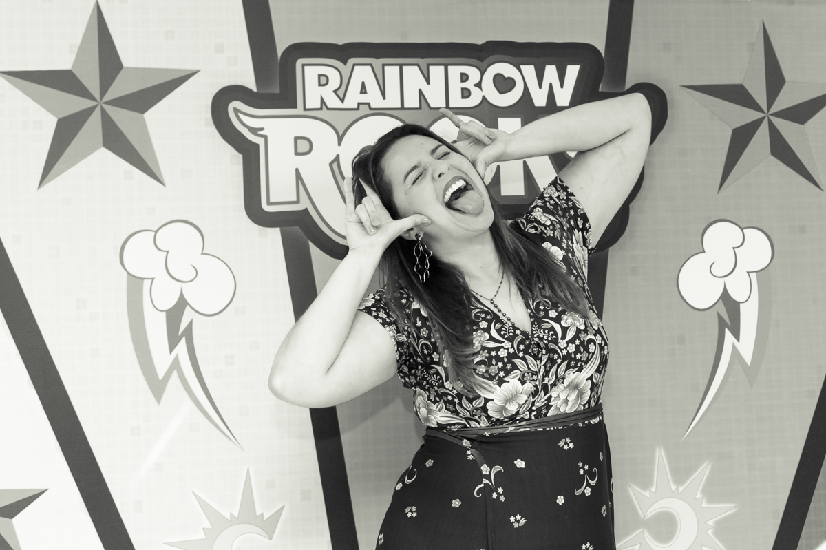 Mãe fazendo careta em festa Equestria Girls