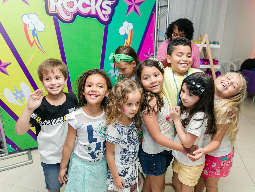 Crianças em festa tema Equestria Girls em condomínio na Barra daTijuca  
