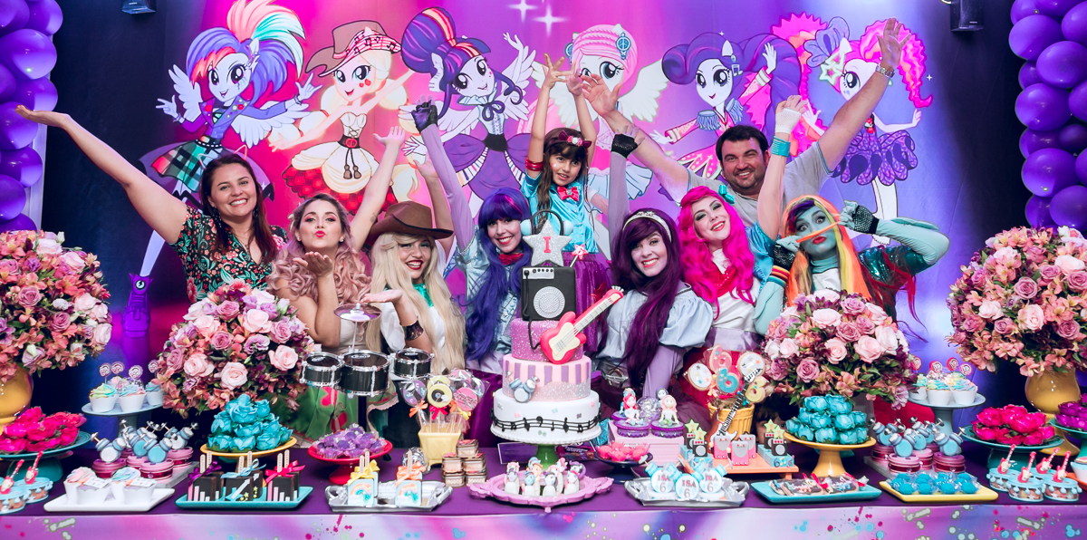Personagens vivos das Equestria Girls  em festa na Barra da Tijuca