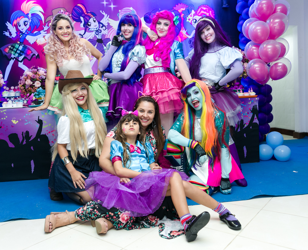 Aniversariante com as meninas Equestria Girls  em sua festa de 6 anos
