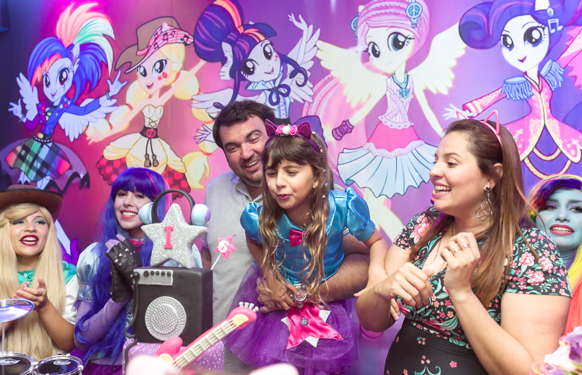 Assoprando velinhas em bolo decorado Equestria Girls    