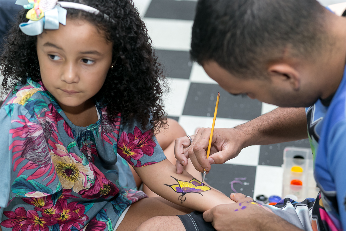 Pintura artística em criança casa de festas Point da Alegria