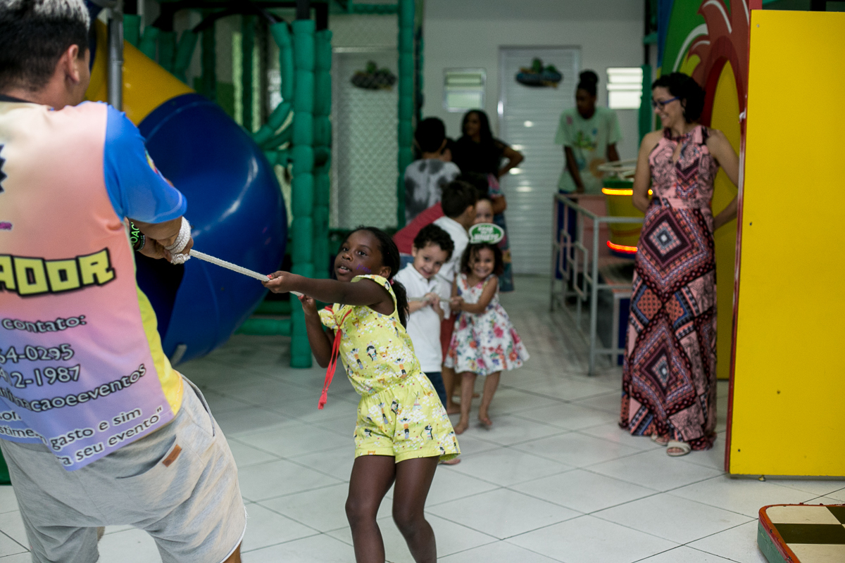 Cabo de guerra brincadeira infantil  em casa de festas point da alegria RJ