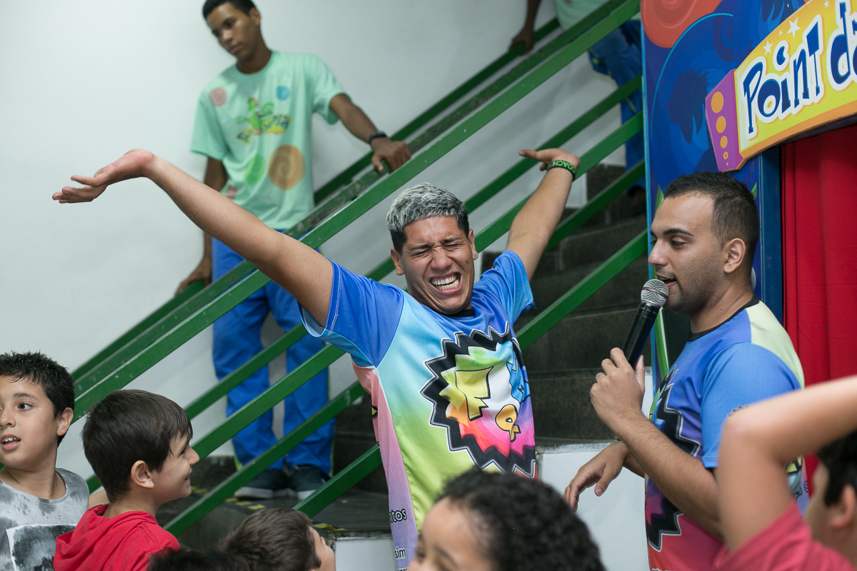 Brincadeiras com as crianças em point da Alegria Casa de festas RJ