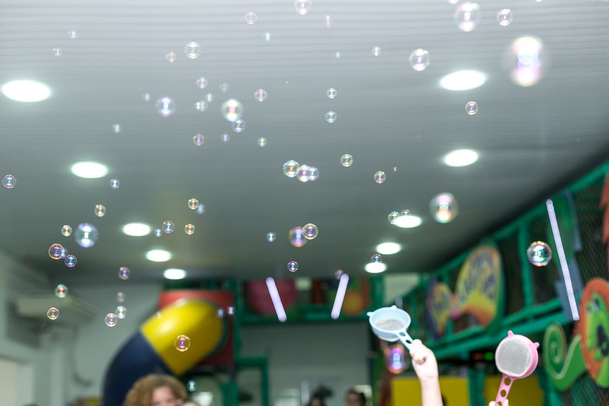Brincadeiras com bolinhas de sabão em sal;ao de festa Point da alegria RJ 