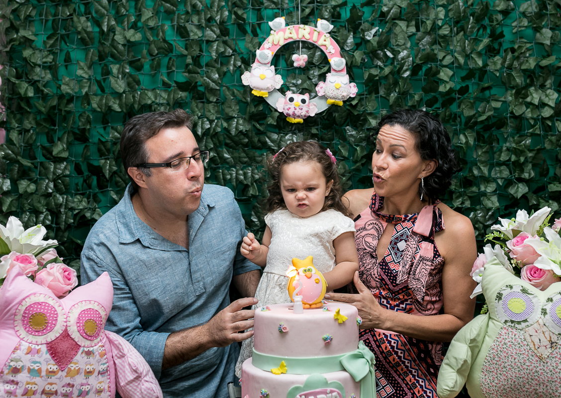 Hora do parabéns aniversariante faz biquinho pra apagar vela da coruja em casa de festas  point alegria