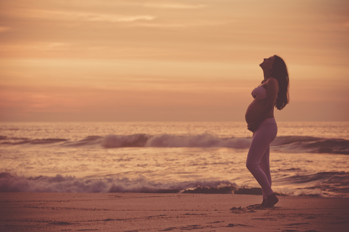 Ensaio gestante externo ao amanhecer na Prainha-RJ