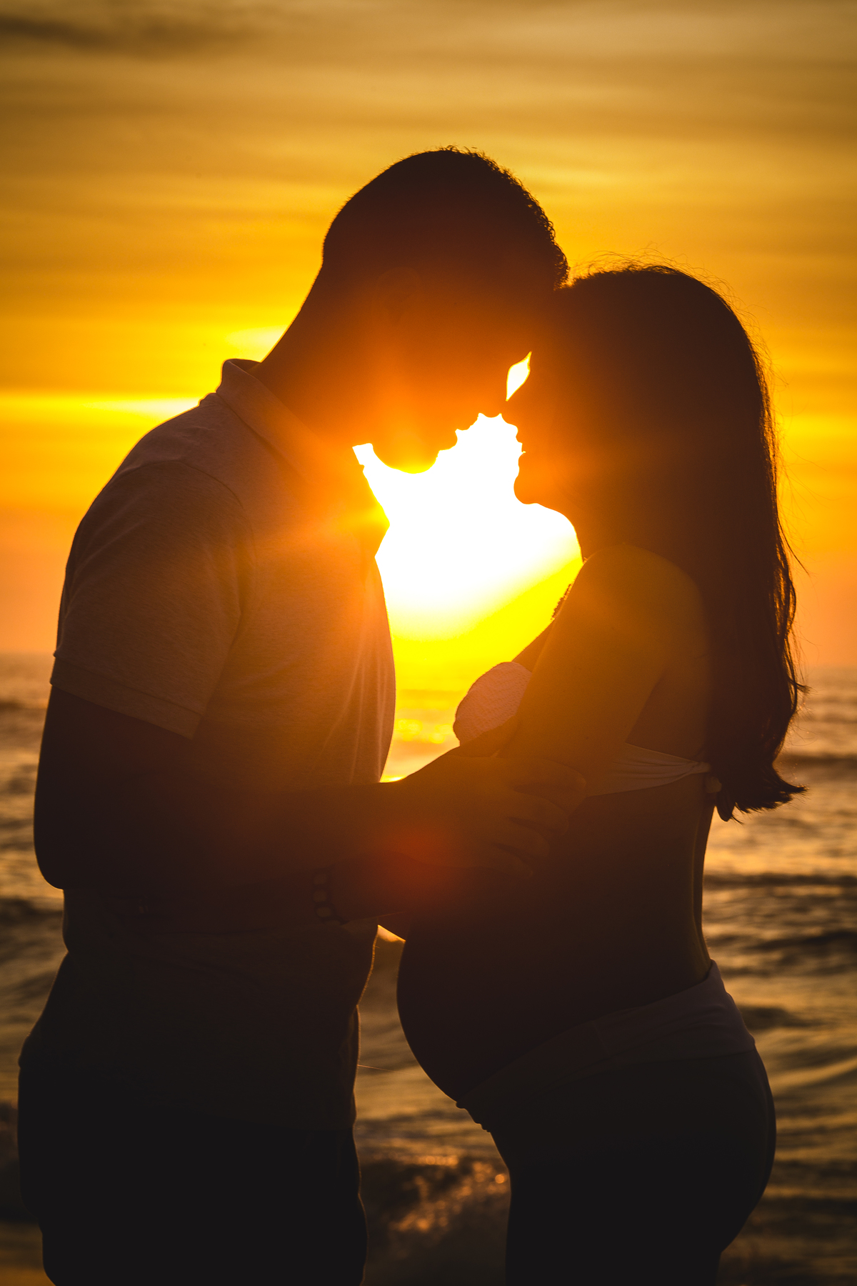 .book gestante na areia da praia RJ fotografia pôr do sol grávida com o marido 