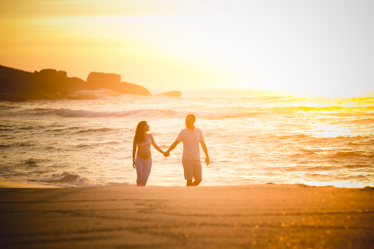 foto de gestante no por do sol junto com marido RJ