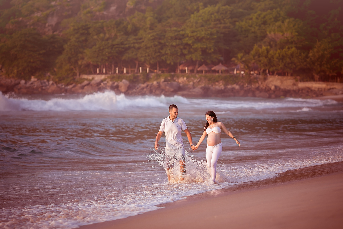 Ensaio de gestante junto com esposo na prainha