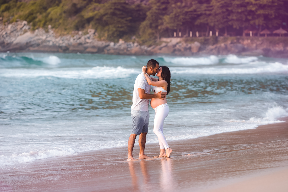 Ensaio romântico gestacional em praia