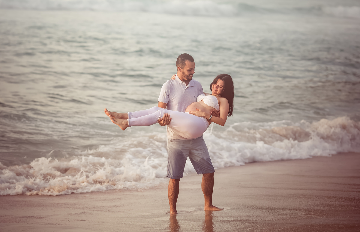 Ensaio de gestante divertido na prainha RJ